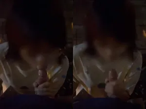 Cởi quần bắt bạn gái kính cận liếm cu